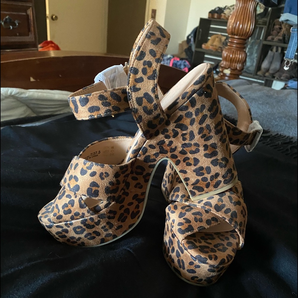 NWOT NEVER WORN CHINESE LAUNDRY LEOPARD WEDGE HEEL